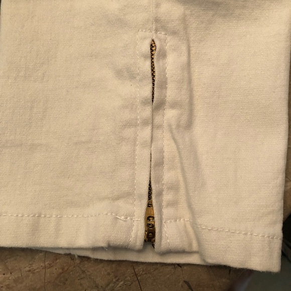 Jeans, DG2 White Stretch Skinny Jeans with ankle zippers and gold accent… - Picture 2 of 16